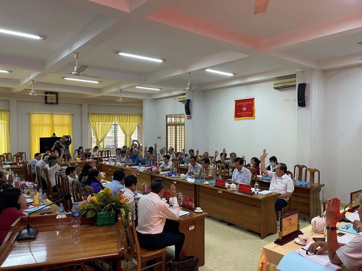 Đại biểu giơ tay biểu quyết tại hội nghị
