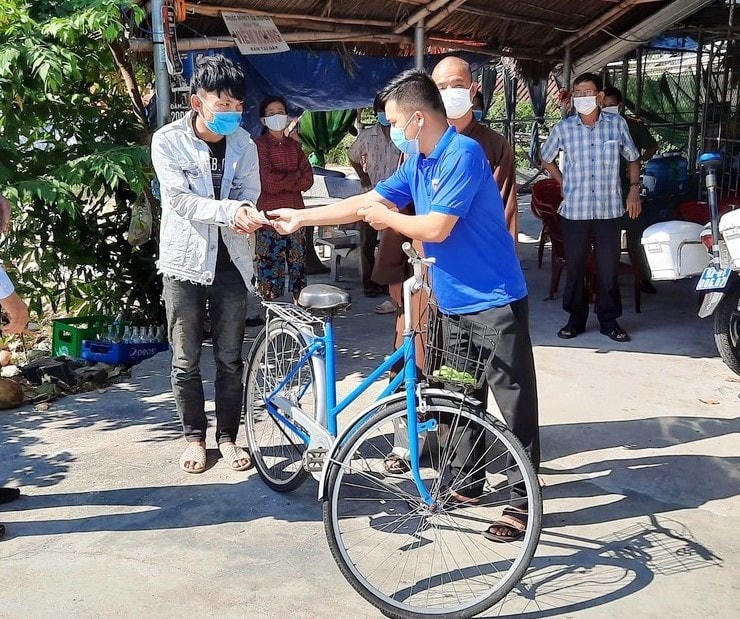 Trước đó anh Thuận được người dân Quế Phú tặng xe đạp.