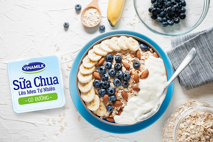 Một hũ sữa chua Vinamilk 100 gram được lên men tự nhiên từ 12 triệu men Bulgaricus châu Âu và chứa nhiều thành phần dinh dưỡng như đạm, vitamin A, D3, khoáng chất... khi sử dụng hàng ngày sẽ góp phần bảo vệ hệ tiêu hóa. Nguồn: Vinamilk