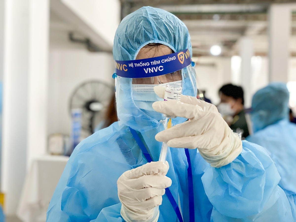Một số quận - huyện đã hoàn thành tiêm mũi 1 vaccine Covid-19 tiêm cho người dân.