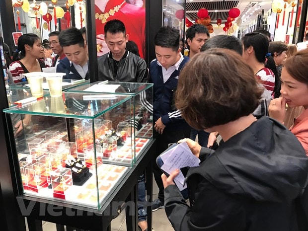 Khách hàng giao dịch vàng miếng. (Ảnh: Đức Duy/Vietnam+).