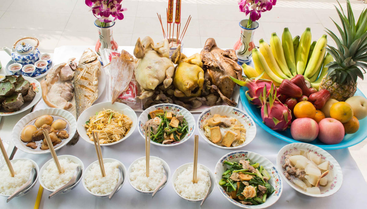 Mâm cúng gia tiên trong Tết Nguyên đán ở Thái Lan. Ảnh: McCormick.  