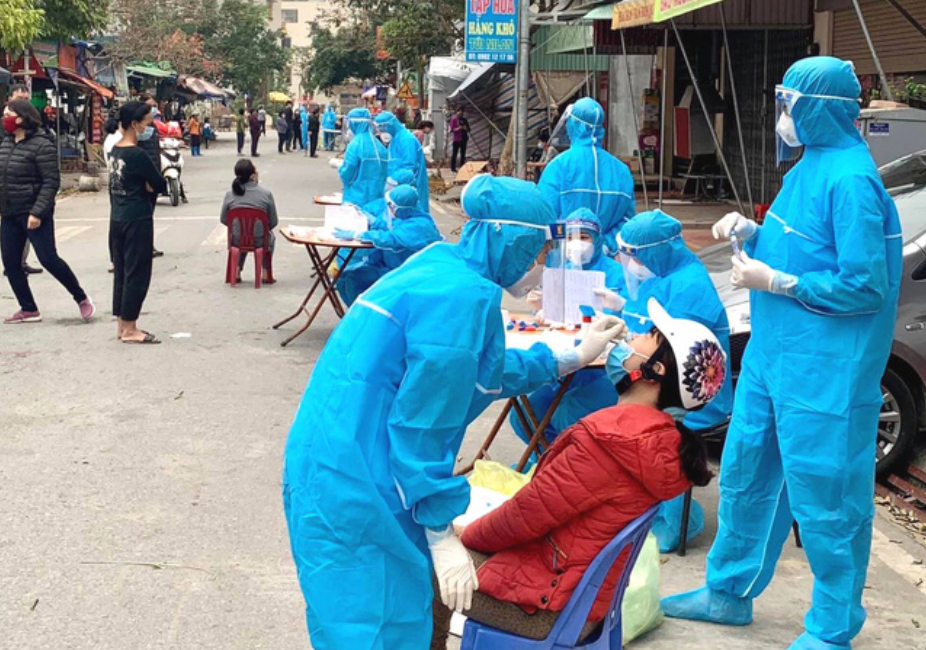 Lực lượng y tế lấy mẫu xét nghiệm cho những người có tiếp xúc gần với bà T.. Nguồn: TL.