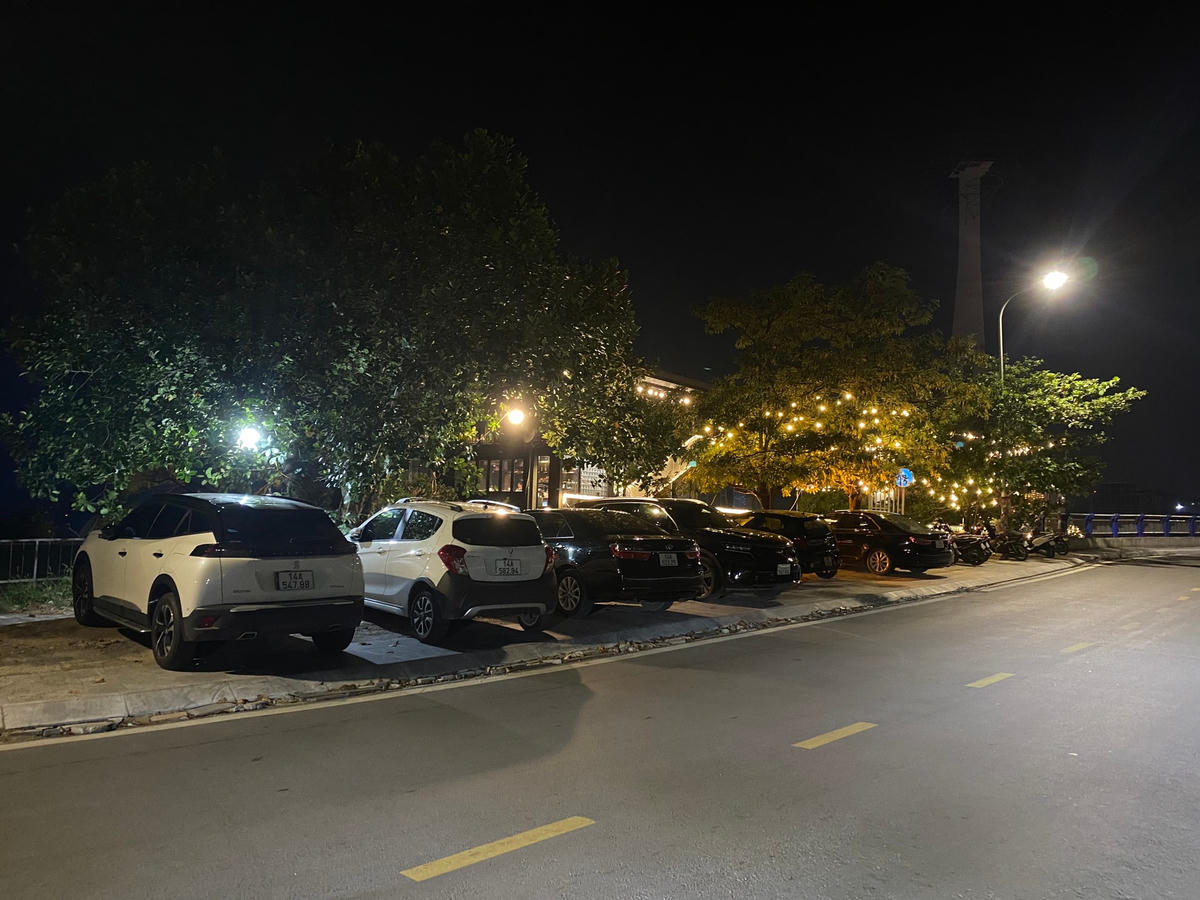 Vỉa hè mới được đầu tư chỉnh trang ở khu vực đường Ba Đèo trở thành nơi đỗ ô tô của các quán cafe. Có những ngày đông khách, phương tiện ô tô còn đỗ xuống lòng đường gây nguy hiểm cho người tham gia giao thông qua đây vì đoạn đường hẹp, dốc, quanh co.