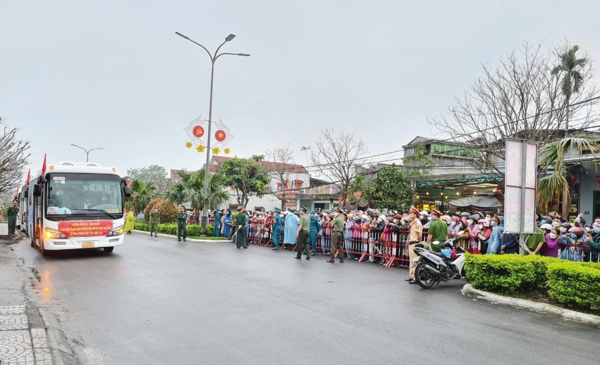Rất đông người dân đi đưa tiễn TN lên đường nhập ngũ.