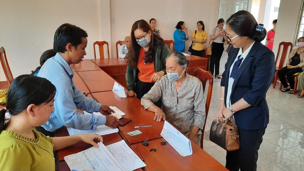 Chi trả hỗ trợ người nghèo ở tỉnh Vĩnh Long.