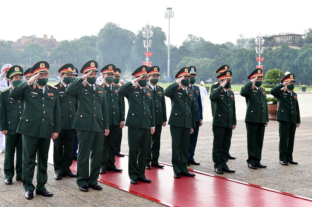 Đoàn đại biểu Quân ủy Trung ương và Bộ Quốc phòng viếng Chủ tịch Hồ Chí Minh. Ảnh: VGP.
