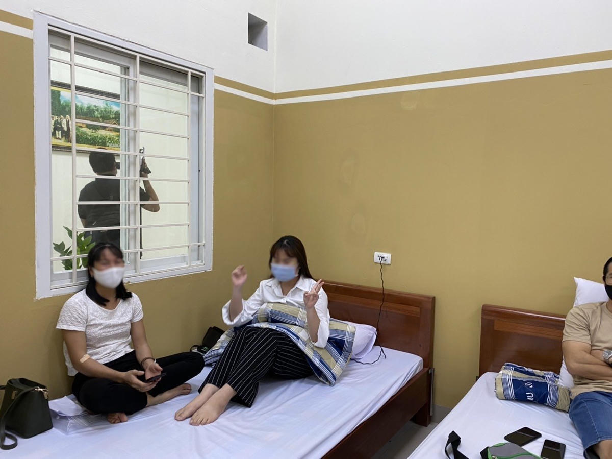 Các tình nguyện viên được nghỉ ngơi, theo dõi sức khoẻ sau khi tiêm. Ảnh: Nghĩa Toàn.