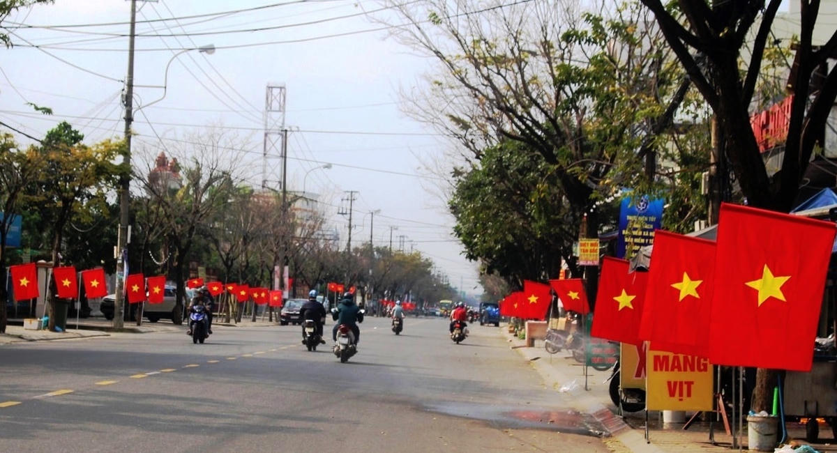 Thành phố rự rỡ trong sắc cờ Tổ quốc.