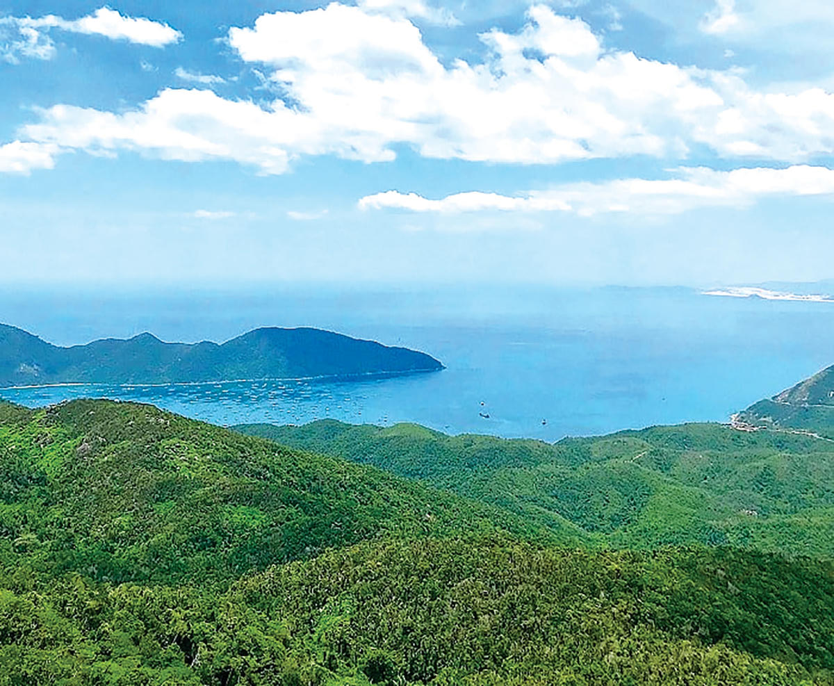 Từ trên đỉnh núi nhìn xuống.