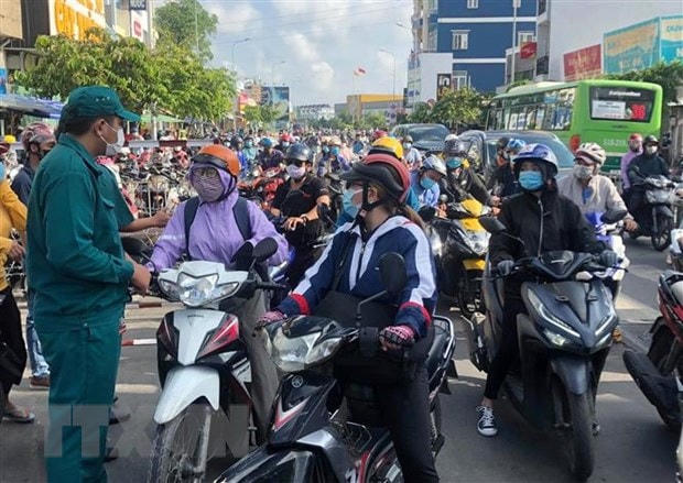 Xe máy 2 bánh là baai2 toán khó giải đối với khu vực cách ly xã hội. Ảnh: TTXVN.