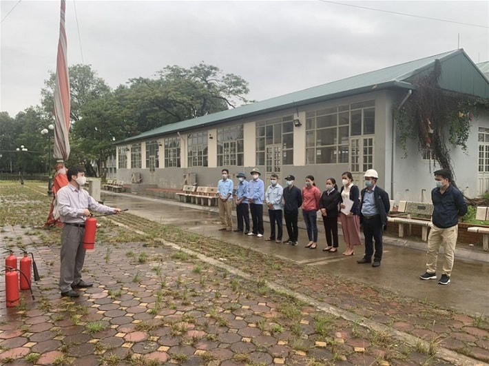 Thành viên tham dự cơ sở 1 và 2 tập trung lắng nghe hướng dẫn của cán bộ Đội Cảnh sát PCCC&CNCH.
