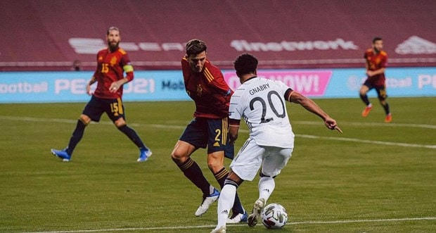 Một trong những pha hiếm hoi mà Gnabry có bóng (Nguồn: DFB.de).