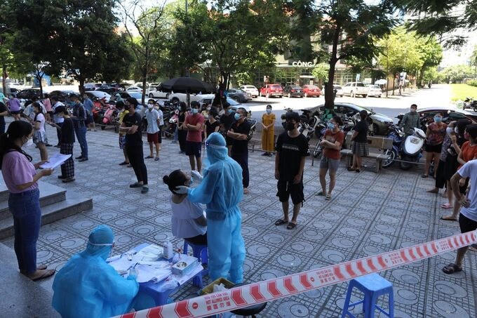 Ngành y tế lấy mẫu xét nghiệm cho cư dân ở khu đô thị Linh Đàm. Ảnh: Ngọc Thành.