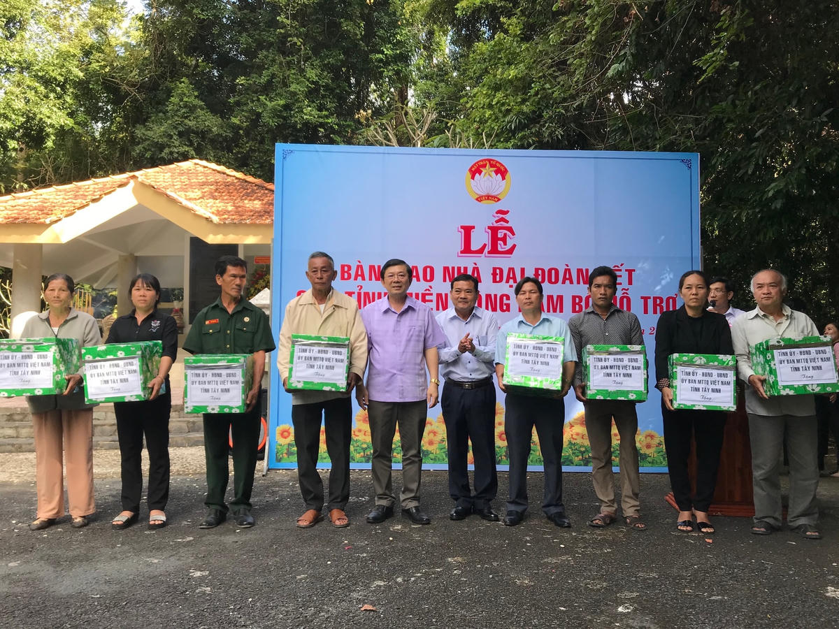 Phó Chủ tịch UBTƯ MTTQ Việt Nam Nguyễn Hữu Dũng cùng lãnh đạo Mặt trận tỉnh Tây Ninh trao quà cho các hộ nghèo.