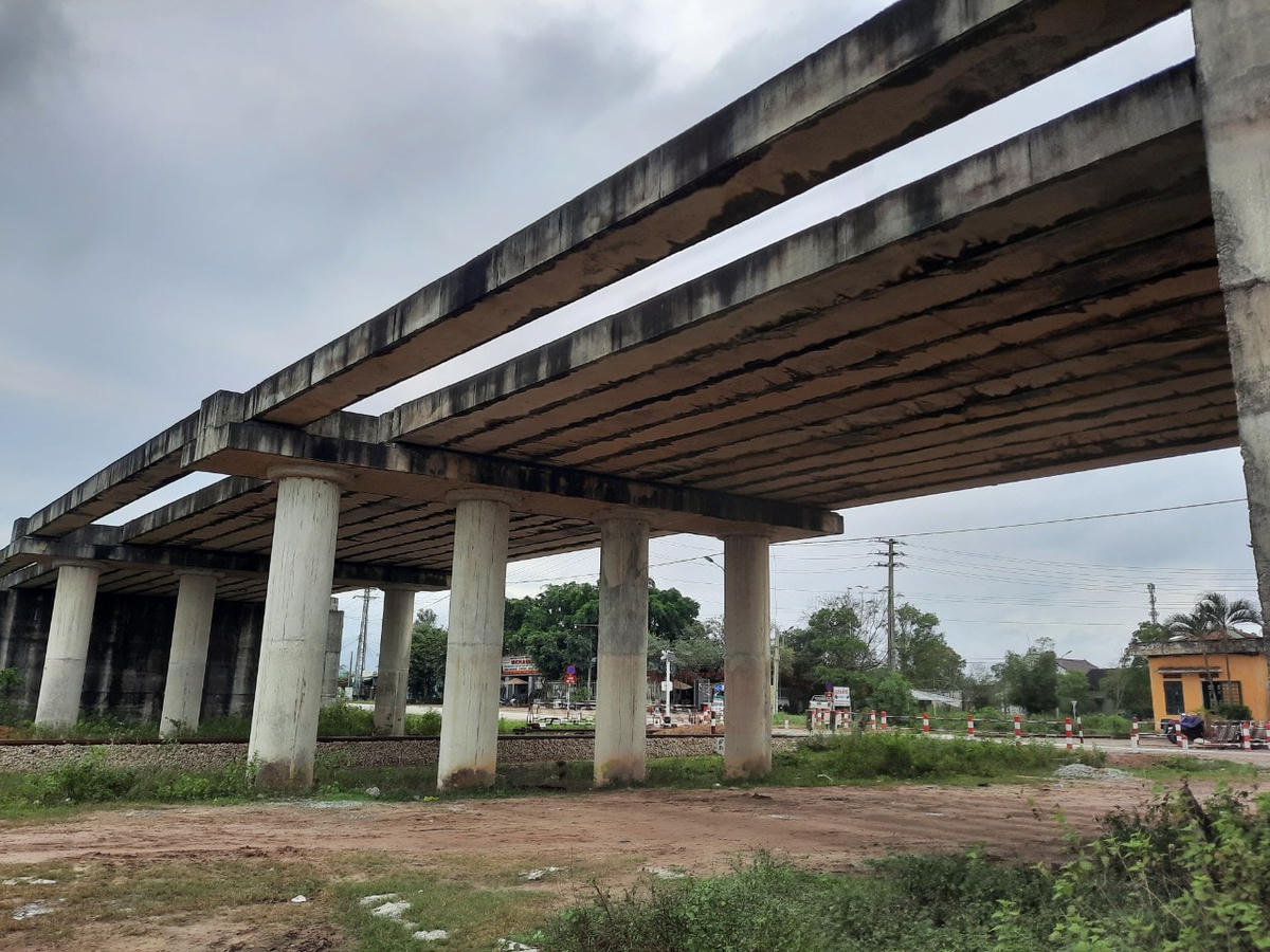 “Hiện nay đơn vị đang phối hợp chính quyền địa phương rà soát, kiểm đếm cơ bản xong để thực hiện công tác đền bù giải phóng mặt bằng, tái định cư cho các hộ dân bị ảnh hưởng bởi dự án và dự kiến đầu tháng 4 sẽ triển khai thi công trở lại. Theo kế hoạch, dự án sẽ được đưa vào sử dụng vào năm 2023”, ông Cường cho hay.