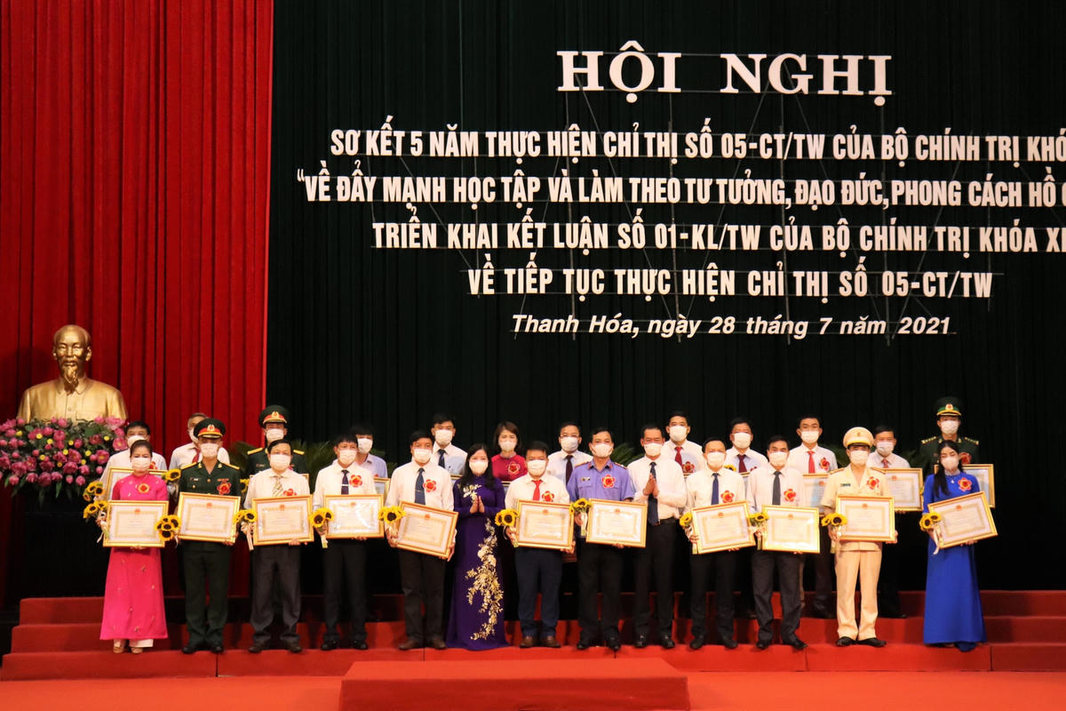 Bà Phạm Thị Thanh Thủy, Chủ tịch Ủy ban MTTQ tỉnh Thanh Hóa cùng ông Trịnh Tuấn Sinh, Phó Chủ tịch UBND tỉnh trao Bằng khen cho các cá nhân có thành tích xuất sắc học tập và làm theo tư tưởng, đạo đức, phong cách Hồ Chí Minh