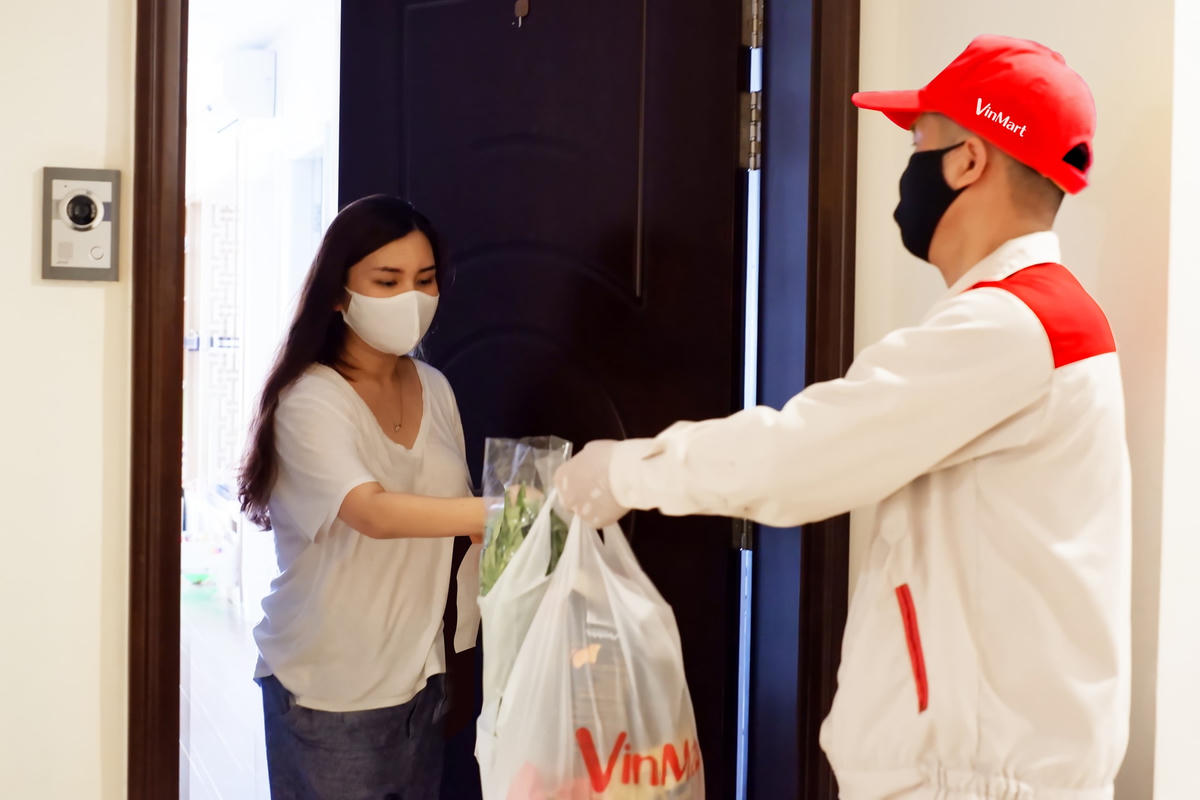 Vận chuyển hàng hóa từ hệ thống VinMart đến tận nhà người dân.