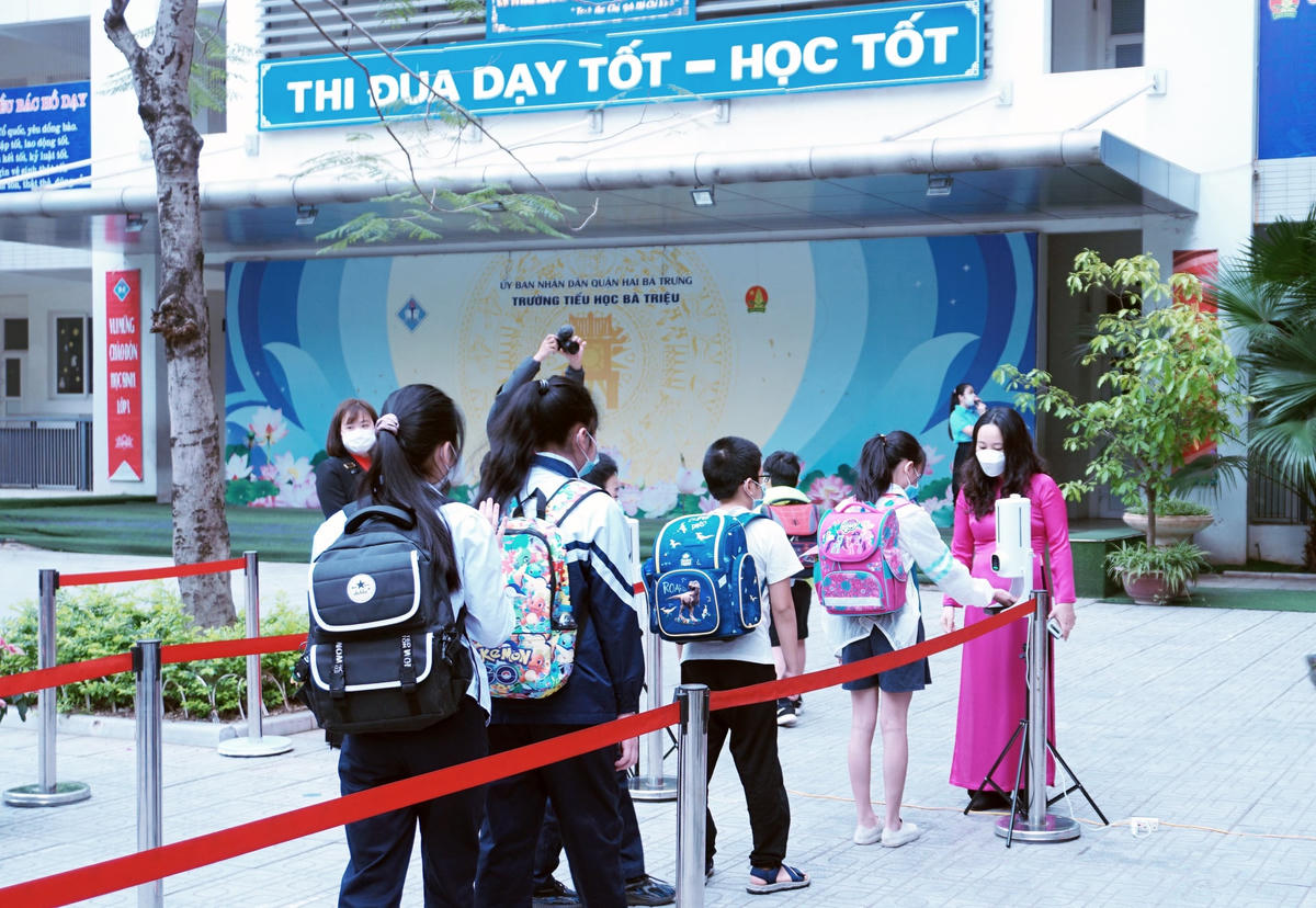Học sinh từ lớp 1 đến lớp 6 ở Hà Nội đã được đến trường học trực tiếp.