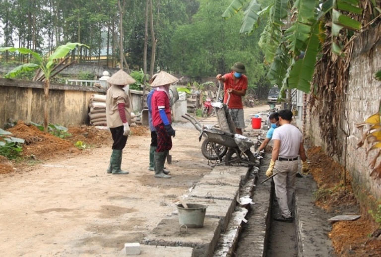 Người dân thôn Hữu Bằng, xã Tam Hợp, huyện Bình Xuyên tham gia cải tạo, xây dựng hệ thống cống, rãnh thoát nước thải ở khu dân cư. Ảnh: Nguyễn Hoan.