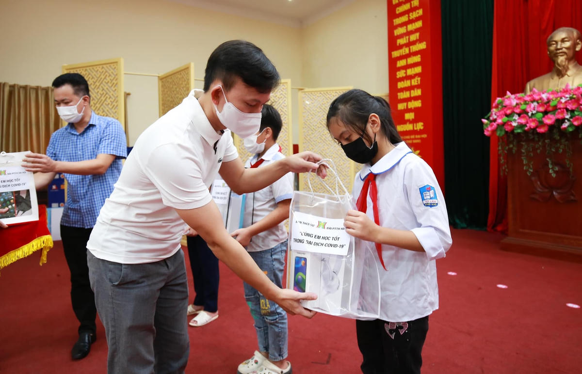 Chương trình cùng em học tốt trong đại dịch Covid-19: Tiếp sức cho các em tới trường