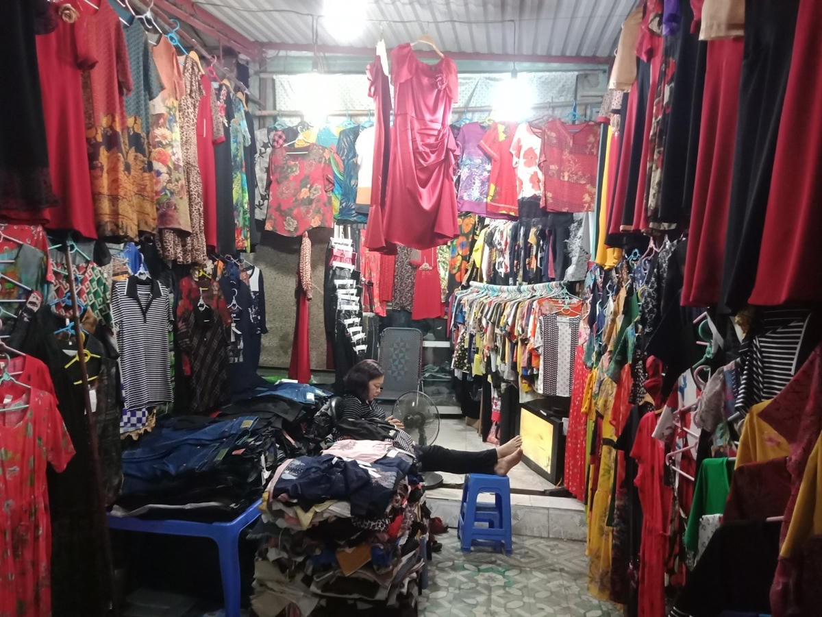 Mặc dù lực lượng chức năng nhắc nhở thường xuyên nhưng các hộ kinh doanh tại chợ Ngã Tư Sở vẫn không đeo khẩu trang phòng dịch.