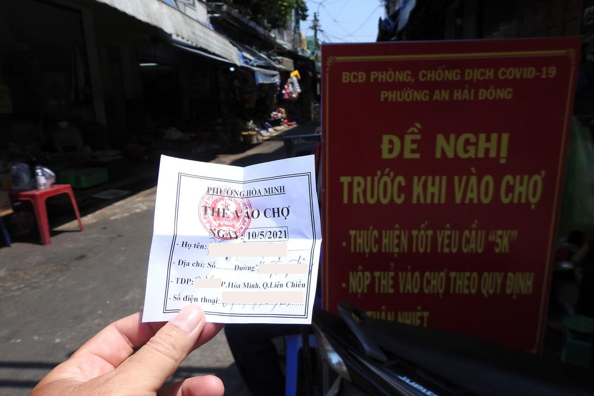 Thẻ đi chợ bằng giấy do UBND phường, xã của Đà Nẵng in, đóng dấu, phát cho các hộ dân. Ảnh B.Nguyên.