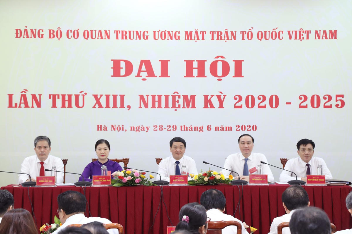 Đoàn Chủ tịch điều hành Đại hội. 