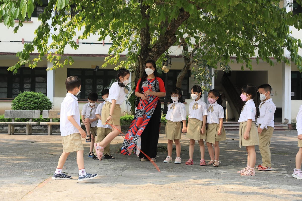 Học sinh Trường Tiểu học – THCS - THPT Khương Hạ (Thanh Xuân, Hà Nội) tham gia các hoạt động học tập thể chất khi quay lại trường.  Ảnh: Quang Vinh
