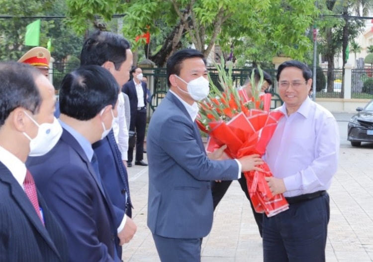 Lãnh đạo tỉnh Thanh Hoá đón Thủ tướng Phạm Minh Chính.