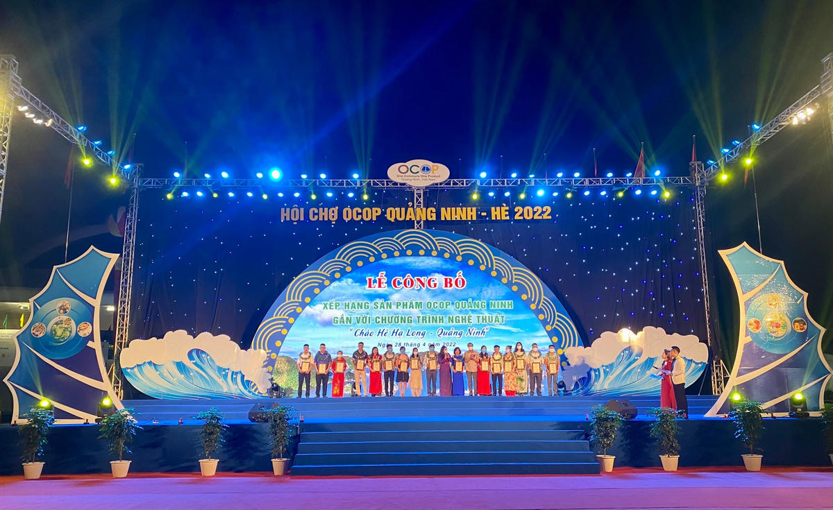 [ẢNH] Tưng bừng đêm khai mạc Hội chợ OCOP Quảng Ninh - Hè 2022