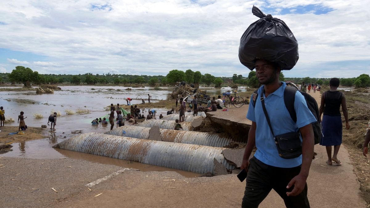Nhiều cơn bão đã khiến cư dân buộc phải di dời để tìm nơi an toàn hơn. Ảnh: Reuters.