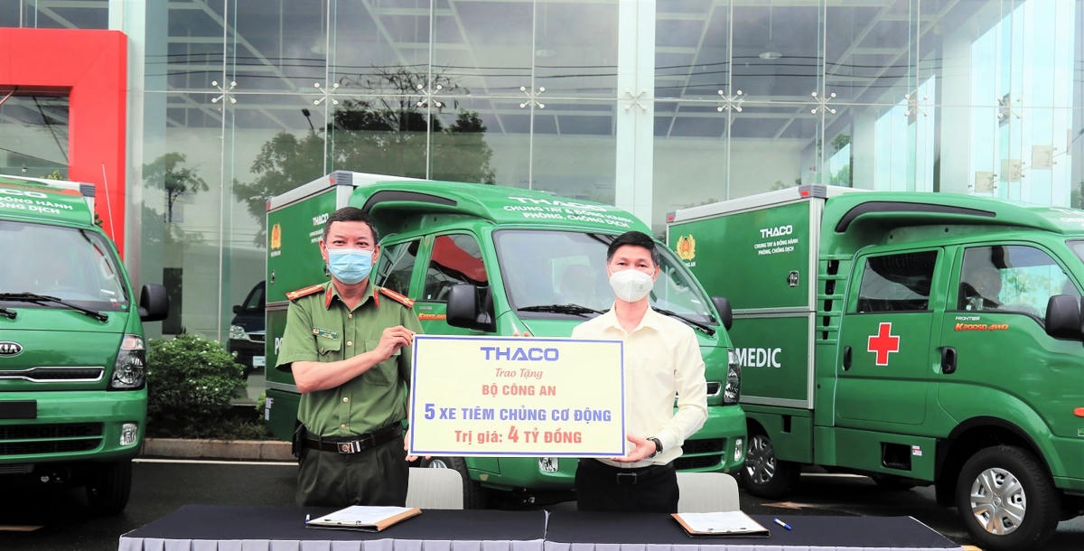 THACO trao tặng 5 xe tiêm chủng cơ động cho Bộ Công an.