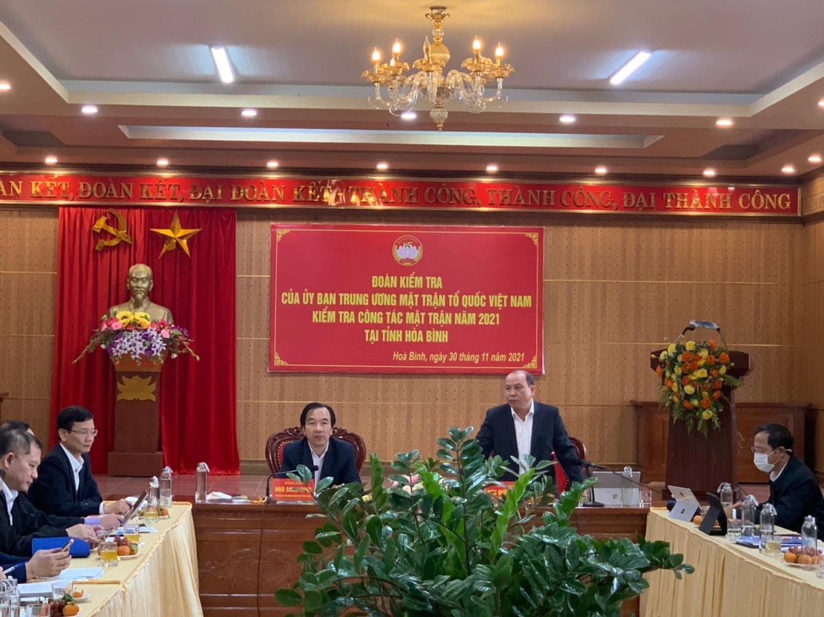 Phó Bí thư tỉnh ủy Hoà Bình Bùi Đức Hinh( người đứng) phát biểu tại buổi kiểm tra.