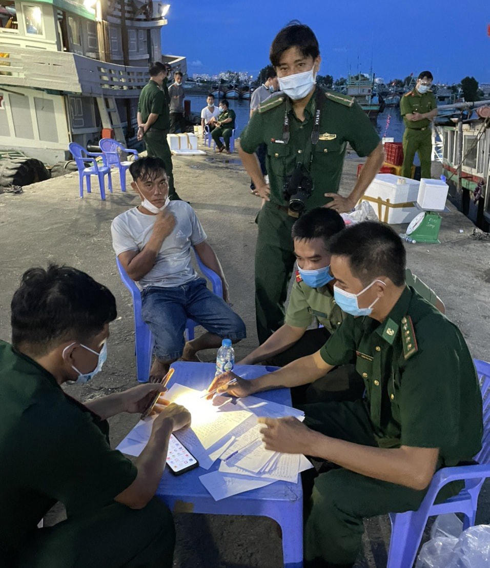 Lực lượng chức năng tiến hành tạm giữ tang vật phục vụ công tác điều tra, xử lý vụ việc theo quy định của pháp luật. 