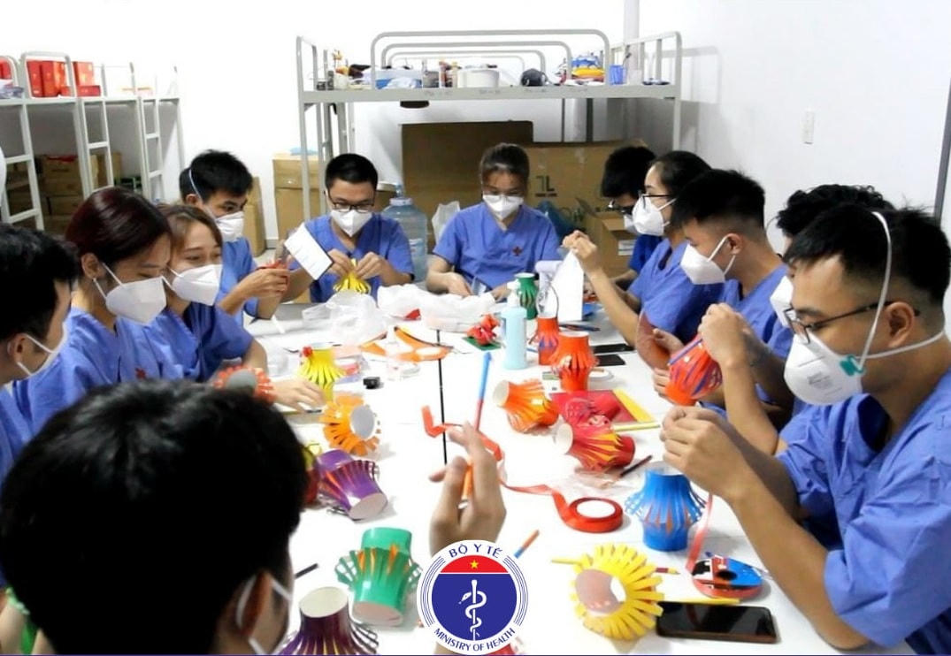 Cán bộ, sinh viên của Trường Đại học Y dược Thái Bình tỉ mẩn tạo ra từng chiếc đèn Trung thu.