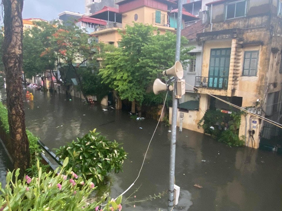 Mưa ngập đúng vào giờ tan tầm khiến nhiều người không thể về nhà. (Ảnh: Vietnam+).