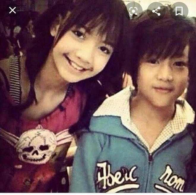 Lisa từng là thành viên nhóm nhảy We Zaa Cool tại Thái Lan.