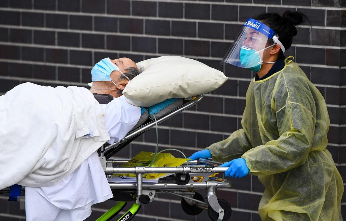 Chuyển bệnh nhân nhiễm Covid-19 tới bệnh viện ở Melbourne, Australia, ngày 28/7. (Nguồn: AFP/TTXVN).