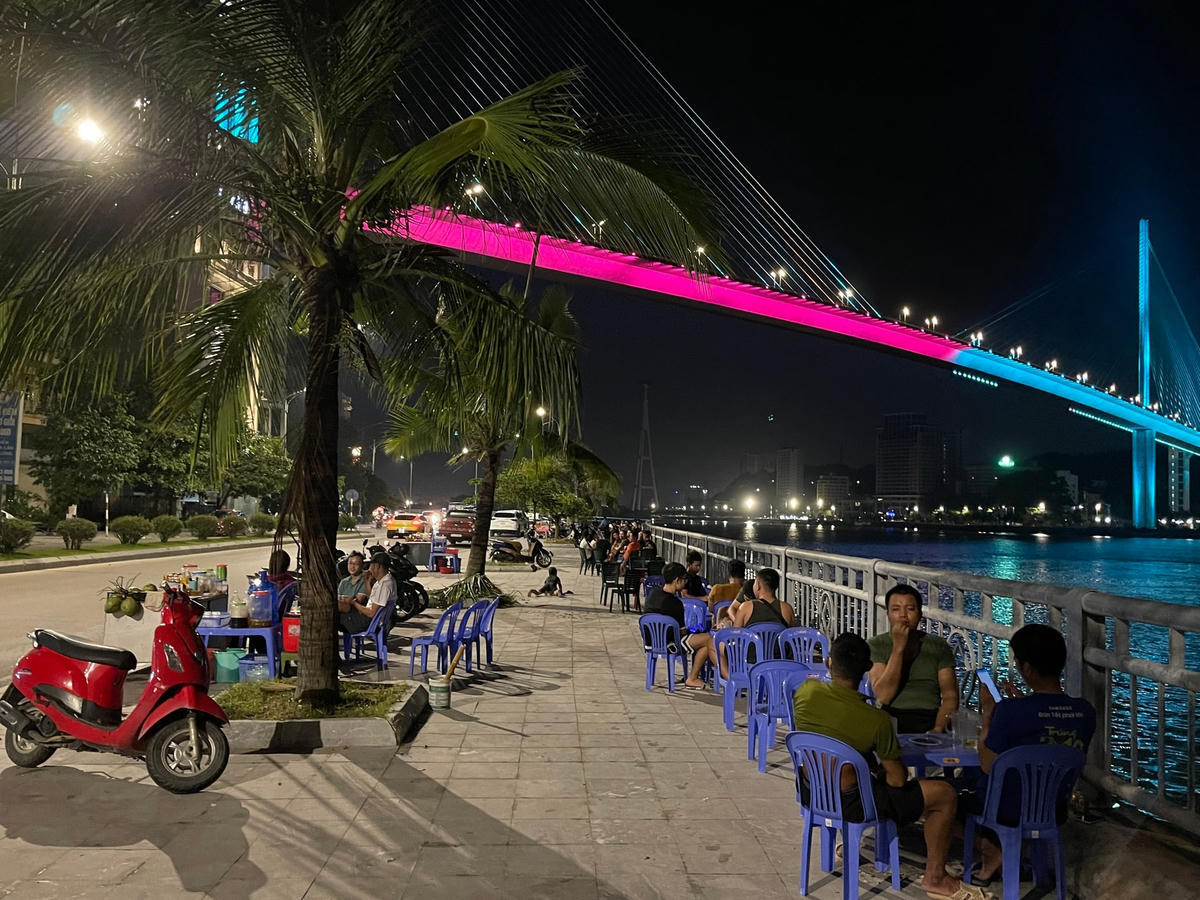 [ẢNH] Quảng Ninh: Tàu thuyền, ô tô đỗ chật vỉa hè, người đi bộ 'xuống đường'
