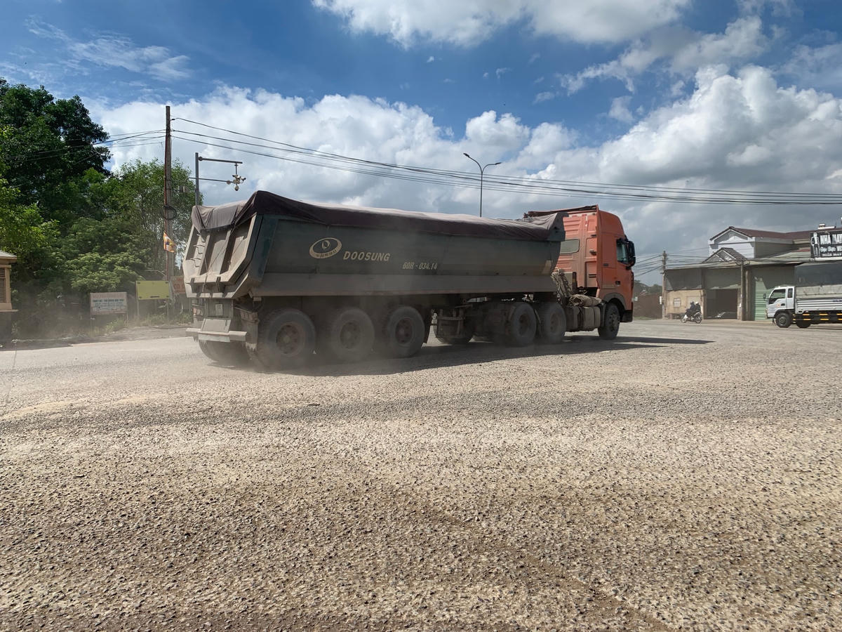 Một chiếc xe ben chở đá đầy ắp từ đường chuyên dùng ra Quốc lộ 51.