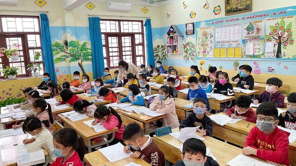 Học sinh Trường Tiểu học Lê Lợi, TP Uông Bí, đều đeo khẩu trang trong lớp học. Ảnh: Báo Quảng Ninh.