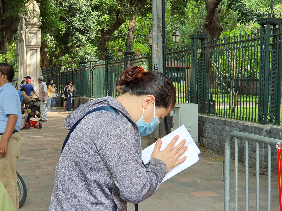 Các phụ huynh đều thành tâm khấn vái, thậm chí quỳ sụp trước cổng Văn Miếu...