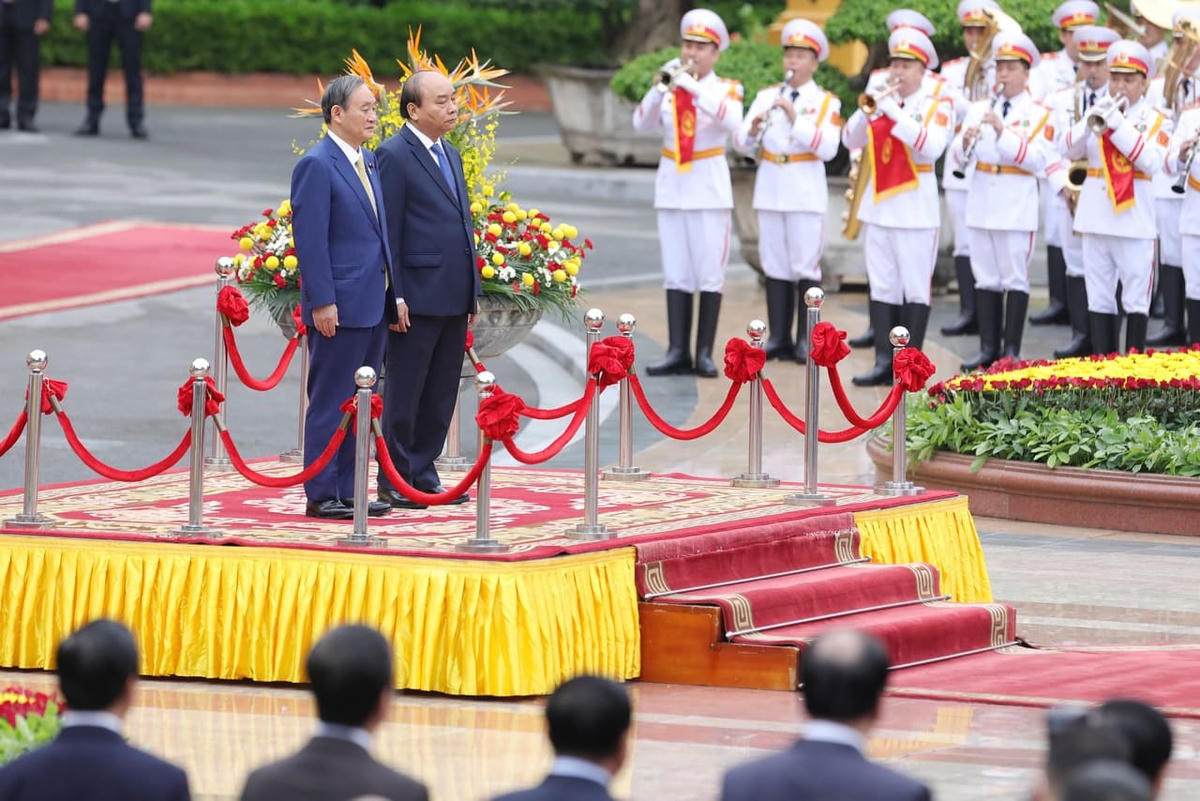 Thủ tướng Nguyễn Xuân Phúc và Thủ tướng Nhật Bản Suga Yoshihide tại Lễ đón. Ảnh: Quang Vinh.