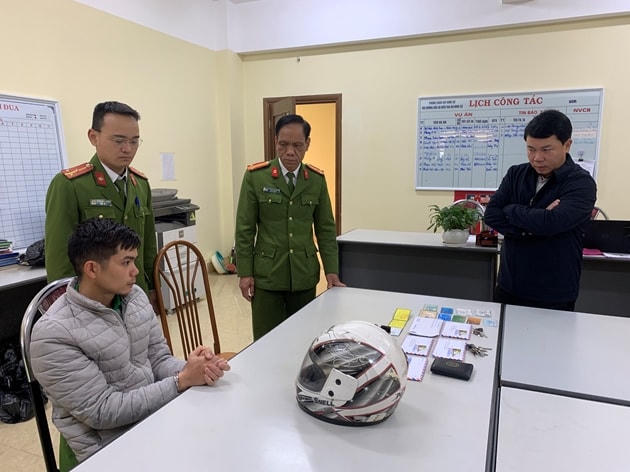 Quàng Văn Thương (ngồi) tại thời điểm bị bắt.