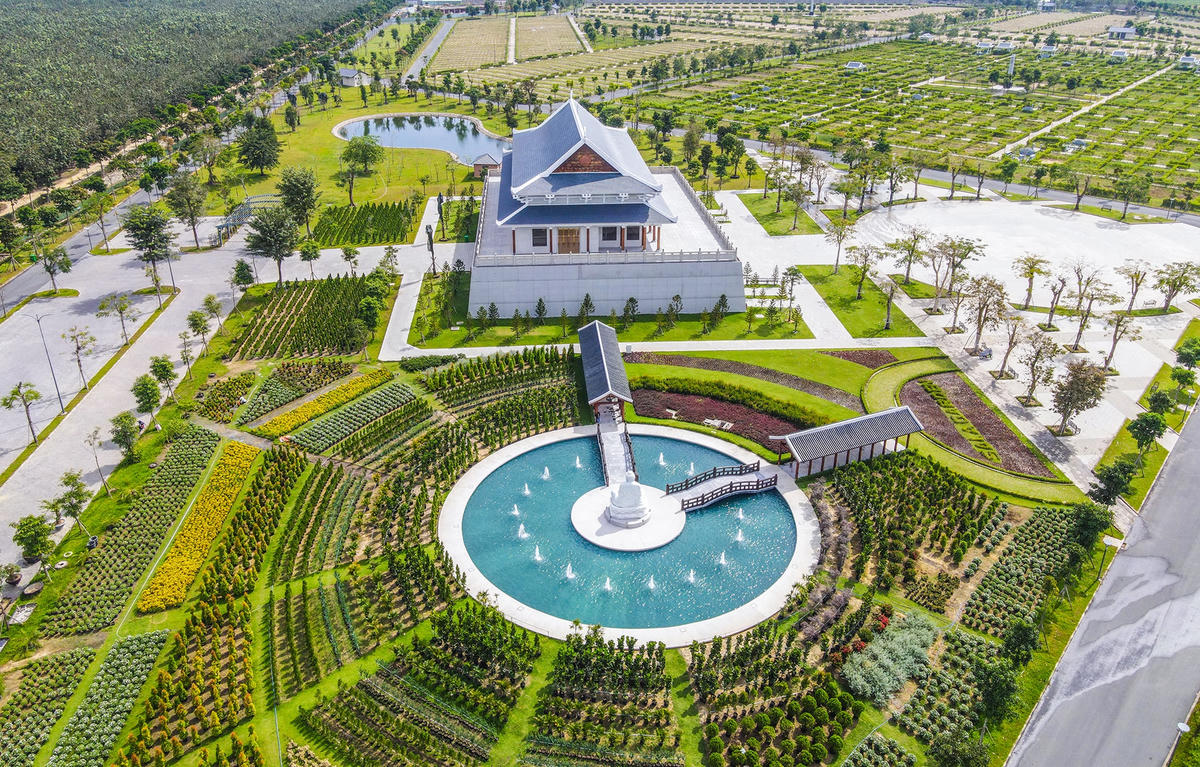 Khuôn viên được bố trí nhiều loại hoa tươi, cây cảnh quanh, cây ăn trái... với mong muốn tạo năng lượng tự nhiên tích cực cho khách đến tham quan và thăm viếng.