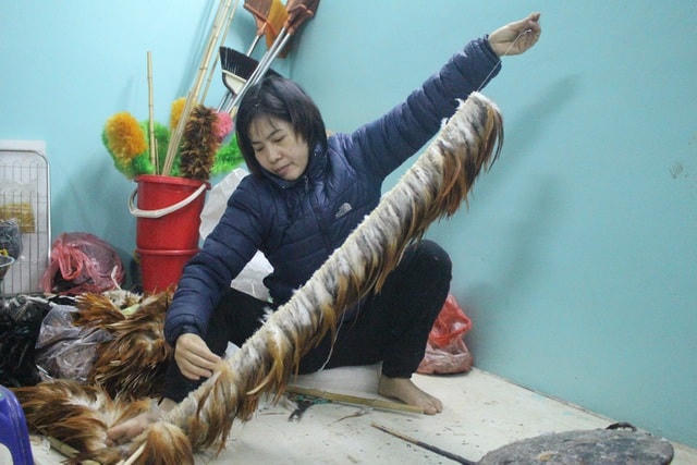 Triều Khúc là ngôi làng duy nhất ở Thủ đô làm chổi lông gà.  