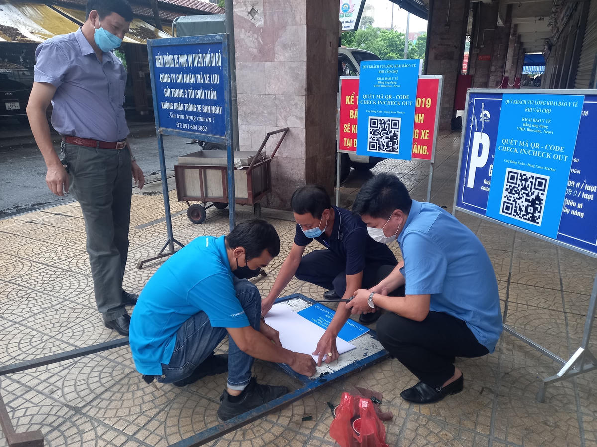 Đơn vị quản lý chợ Đồng Xuân chuẩn bị mã QR đặt tại các lối vào của chợ.