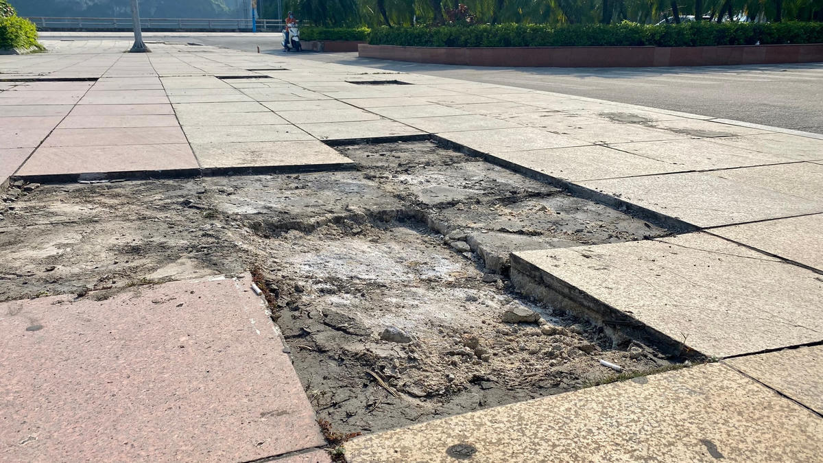 Một người dân đang làm việc tại khu vực này cho biết: “Gần đây, tôi thấy các công nhân đang tiến hành cạy các viên gạch cũ bị nứt hỏng để chuẩn bị thực hiện sửa chữa, khắc phục các vết lún, nứt…”.