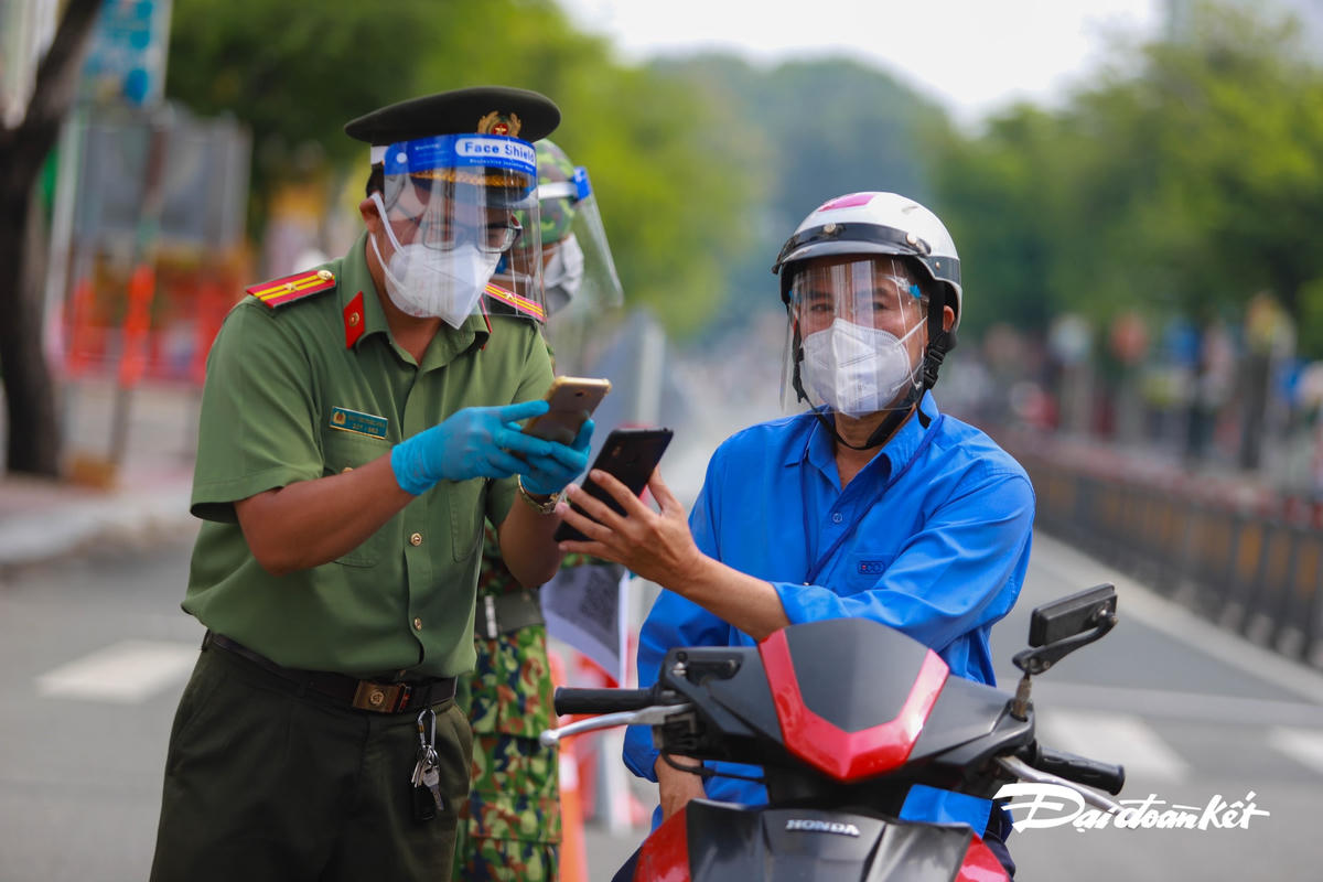 Việc kiểm tra thông tin khai báo y tế được diễn ra nhanh chóng.